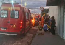 Acidente em Uberlândia: Quatro crianças são atropeladas e mobilizam equipes do Corpo de Bombeiros Viatura do Corpo de Bombeiros com luzes de emergência ligadas em uma rua residencial à noite.