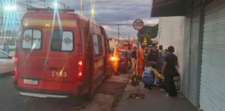 Acidente em Uberlândia: Quatro crianças são atropeladas e mobilizam equipes do Corpo de Bombeiros Viatura do Corpo de Bombeiros com luzes de emergência ligadas em uma rua residencial à noite.