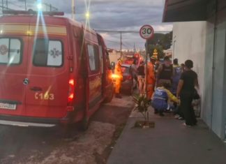 Acidente em Uberlândia: Quatro crianças são atropeladas e mobilizam equipes do Corpo de Bombeiros Viatura do Corpo de Bombeiros com luzes de emergência ligadas em uma rua residencial à noite.