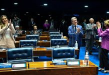 Senado aprova ampliação da licença-paternidade: veja o que muda para os pais Pai segurando um bebê recém-nascido no colo, simbolizando o novo período de licença-paternidade aprovado pelo Senado
