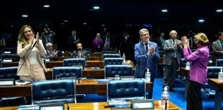 Senado aprova ampliação da licença-paternidade: veja o que muda para os pais Pai segurando um bebê recém-nascido no colo, simbolizando o novo período de licença-paternidade aprovado pelo Senado