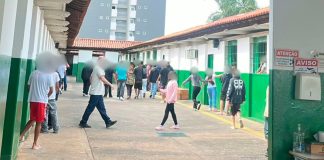 Violência em Uberlândia: Pais denunciam histórico de bullying e omissão em escola estadual Fachada da Escola Estadual Sérgio de Freitas Pacheco em Uberlândia, onde ocorreu caso de esfaqueamento