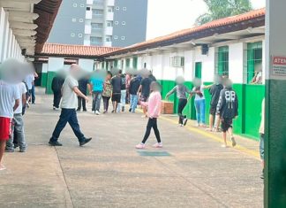 Violência em Uberlândia: Pais denunciam histórico de bullying e omissão em escola estadual Fachada da Escola Estadual Sérgio de Freitas Pacheco em Uberlândia, onde ocorreu caso de esfaqueamento