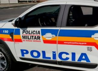 “Devolve o fuzil, moço”: Apelo desesperado de moradora viraliza durante buscas em Uberlândia. Helicóptero da Polícia Militar sobrevoando bairro residencial em Uberlândia durante buscas por arma furtada