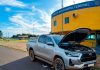 Homem paga R$ 223 mil em Hilux e acaba na delegacia por adulteração na BR-050 Policial Rodoviário Federal inspecionando caminhonete Toyota Hilux prata parada no acostamento da BR-050