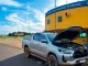 Homem paga R$ 223 mil em Hilux e acaba na delegacia por adulteração na BR-050 Policial Rodoviário Federal inspecionando caminhonete Toyota Hilux prata parada no acostamento da BR-050