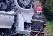 Caminhão com combustível capota na BR-153 e mobiliza equipes contra vazamento na Prata Caminhão de combustível capotado no canteiro lateral da rodovia BR-153, com equipes de bombeiros aplicando espuma de resfriamento.