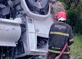 Caminhão com combustível capota na BR-153 e mobiliza equipes contra vazamento na Prata Caminhão de combustível capotado no canteiro lateral da rodovia BR-153, com equipes de bombeiros aplicando espuma de resfriamento.