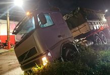 Bitrem carregado de soja sai da pista na BR-050 em Uberlândia Carreta bitrem carregada de soja fora da pista na BR-050 em Uberlândia durante a noite