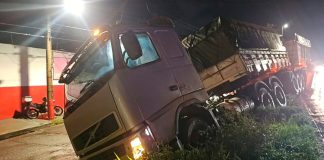 Bitrem carregado de soja sai da pista na BR-050 em Uberlândia Carreta bitrem carregada de soja fora da pista na BR-050 em Uberlândia durante a noite