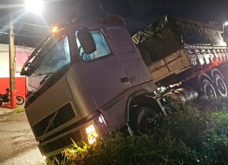 Bitrem carregado de soja sai da pista na BR-050 em Uberlândia Carreta bitrem carregada de soja fora da pista na BR-050 em Uberlândia durante a noite