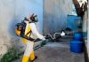 Araguari recebe reforço estadual após casos de dengue subirem 338% Agente de endemias aplicando inseticida com equipamento de fumacê em rua de Araguari.