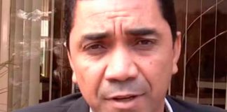 Justiça condena ex-prefeito de João Pinheiro por desvio de R$ 1 milhão em verbas públicas. Fachada do Fórum de João Pinheiro ou martelo de juiz sobre mesa de madeira, simbolizando a condenação do ex-prefeito.