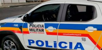 Suspeitos morrem em Araguari após atirarem contra viatura da PM durante fuga Viatura da Polícia Militar de Minas Gerais com marca de tiro no para-choque e pneu furado após confronto.