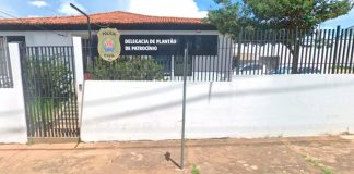 Deu ruim: Denúncia por engano leva polícia a flagra íntimo e morador é preso ao perder a linha com militares. Fachada da Delegacia de Polícia Civil em Patrocínio, Minas Gerais, onde foi registrado o caso de desacato