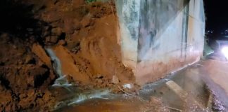 Avenida Anselmo é liberada após deslizamento de terra em Uberlândia Vista do deslizamento de terra e lama bloqueando a Avenida Anselmo Alves dos Santos em Uberlândia