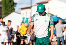 Cruel: Uberlândia Esporte é eliminado do Troféu Inconfidência nos pênaltis Jogadores do Uberlândia Esporte Clube abraçados no círculo central durante disputa de pênaltis no Estádio Parque do Sabiá.