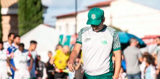 Cruel: Uberlândia Esporte é eliminado do Troféu Inconfidência nos pênaltis Jogadores do Uberlândia Esporte Clube abraçados no círculo central durante disputa de pênaltis no Estádio Parque do Sabiá.