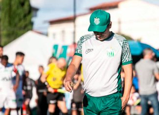 Cruel: Uberlândia Esporte é eliminado do Troféu Inconfidência nos pênaltis Jogadores do Uberlândia Esporte Clube abraçados no círculo central durante disputa de pênaltis no Estádio Parque do Sabiá.