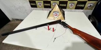 Idoso é preso em Uberaba após atirar em cachorro por ataque a galinhas Espingarda de dois canos e munições apreendidas pela Polícia Militar em fazenda de Uberaba.