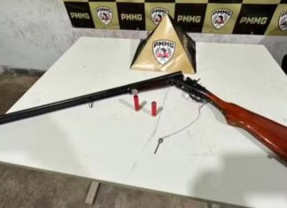 Idoso é preso em Uberaba após atirar em cachorro por ataque a galinhas Espingarda de dois canos e munições apreendidas pela Polícia Militar em fazenda de Uberaba.