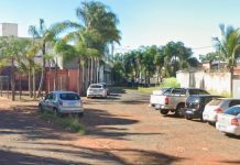 Acusação de assédio e agressão em bar termina em impasse entre jovem e segurança. Fachada de um estabelecimento comercial em Uberlândia, representando o local onde ocorreu a denúncia de assédio e a confusão com seguranças.