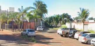 Acusação de assédio e agressão em bar termina em impasse entre jovem e segurança. Fachada de um estabelecimento comercial em Uberlândia, representando o local onde ocorreu a denúncia de assédio e a confusão com seguranças.