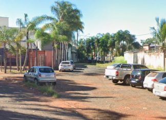 Acusação de assédio e agressão em bar termina em impasse entre jovem e segurança. Fachada de um estabelecimento comercial em Uberlândia, representando o local onde ocorreu a denúncia de assédio e a confusão com seguranças.