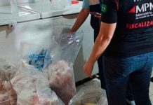 Operação do Procon apreende meia tonelada de produtos irregulares em comércios de Araguari Agentes da Vigilância Sanitária e Procon fiscalizando cozinha de restaurante com alimentos irregulares.