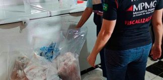 Operação do Procon apreende meia tonelada de produtos irregulares em comércios de Araguari Agentes da Vigilância Sanitária e Procon fiscalizando cozinha de restaurante com alimentos irregulares.