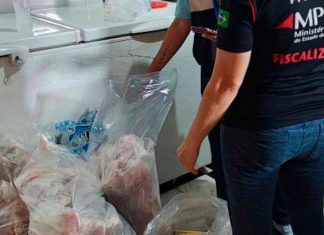 Operação do Procon apreende meia tonelada de produtos irregulares em comércios de Araguari Agentes da Vigilância Sanitária e Procon fiscalizando cozinha de restaurante com alimentos irregulares.