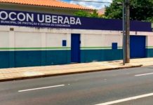 Procon Uberaba inicia força-tarefa para fiscalizar preços de combustíveis na cidade Fachada ou viatura do Procon Uberaba em frente a um posto de combustíveis durante fiscalização de preços