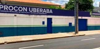 Procon Uberaba inicia força-tarefa para fiscalizar preços de combustíveis na cidade Fachada ou viatura do Procon Uberaba em frente a um posto de combustíveis durante fiscalização de preços