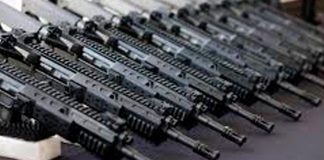 Falha na Segurança: Fuzil da Polícia Militar é furtado de viatura em Uberlândia Viatura da Polícia Militar de Minas Gerais parada com luzes de emergência ligadas durante operação de busca.