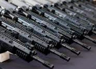 Falha na Segurança: Fuzil da Polícia Militar é furtado de viatura em Uberlândia Viatura da Polícia Militar de Minas Gerais parada com luzes de emergência ligadas durante operação de busca.