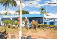 Atenção: Escolas estaduais podem ter aulas suspensas a partir desta quarta (4) Fachada de uma escola estadual com portões fechados e movimento reduzido de alunos