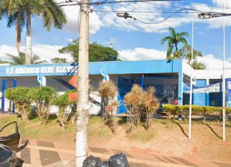 Atenção: Escolas estaduais podem ter aulas suspensas a partir desta quarta (4) Fachada de uma escola estadual com portões fechados e movimento reduzido de alunos