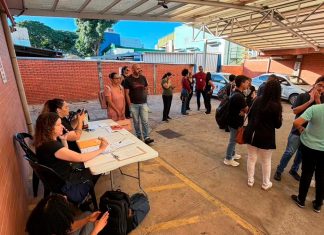 Greve na saúde afeta consultas e cirurgias no HC-UFU em Uberlândia Fachada do Hospital de Clínicas da UFU em Uberlândia com movimentação de pessoas durante paralisação