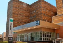 Hospital de Clínicas da UFU entra em greve e altera cronograma de serviços Fachada do Hospital de Clínicas da UFU com movimentação de pessoas e cartazes de greve dos servidores.