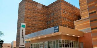 Hospital de Clínicas da UFU entra em greve e altera cronograma de serviços Fachada do Hospital de Clínicas da UFU com movimentação de pessoas e cartazes de greve dos servidores.