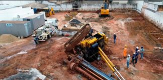 Haste de 29 metros atinge fiação e bloqueia trânsito em rua de Uberlândia Vista da haste metálica de 29 metros caída sobre a fiação e obstruindo a Rua Tenente Virmondes em Uberlândia