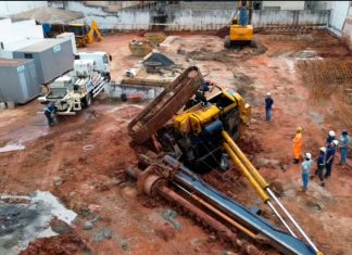 Haste de 29 metros atinge fiação e bloqueia trânsito em rua de Uberlândia Vista da haste metálica de 29 metros caída sobre a fiação e obstruindo a Rua Tenente Virmondes em Uberlândia