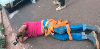 Moradores de Uberaba imobilizam suspeito de furto em obra até a chegada da Polícia Militar Foto de viatura da Polícia Militar em frente a uma obra no bairro Anatê II em Uberaba