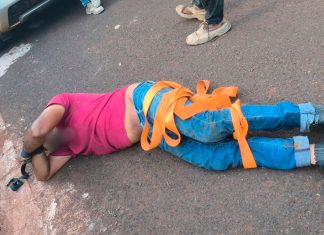 Moradores de Uberaba imobilizam suspeito de furto em obra até a chegada da Polícia Militar Foto de viatura da Polícia Militar em frente a uma obra no bairro Anatê II em Uberaba