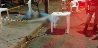 Idoso é preso após desferir facadas fatais contra homem no bairro Laranjeiras Viatura da Polícia Militar isolando área com fita amarela em cruzamento urbano à noite.