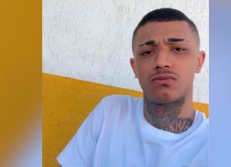 Moto usada em execução em Araguari tinha placa furtada em Uberlândia Isolamento policial em praça de Araguari após crime envolvendo jovem em bicicleta.