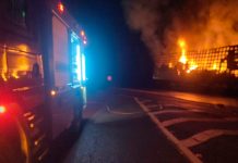 BR-365 é bloqueada após carreta ser consumida por chamas nesta madrugada Carreta em chamas na rodovia BR-365 durante a madrugada em Araguari, com equipes de resgate ao fundo