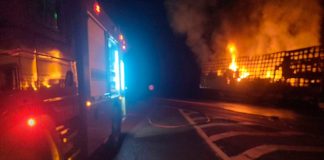 BR-365 é bloqueada após carreta ser consumida por chamas nesta madrugada Carreta em chamas na rodovia BR-365 durante a madrugada em Araguari, com equipes de resgate ao fundo