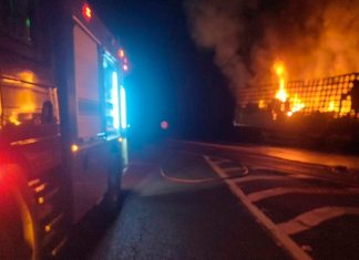 BR-365 é bloqueada após carreta ser consumida por chamas nesta madrugada Carreta em chamas na rodovia BR-365 durante a madrugada em Araguari, com equipes de resgate ao fundo