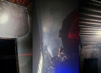 Celular sofre superaquecimento e provoca incêndio em residência Interior de uma sala de estar destruída pelo fogo com paredes chamuscadas e móveis queimados.